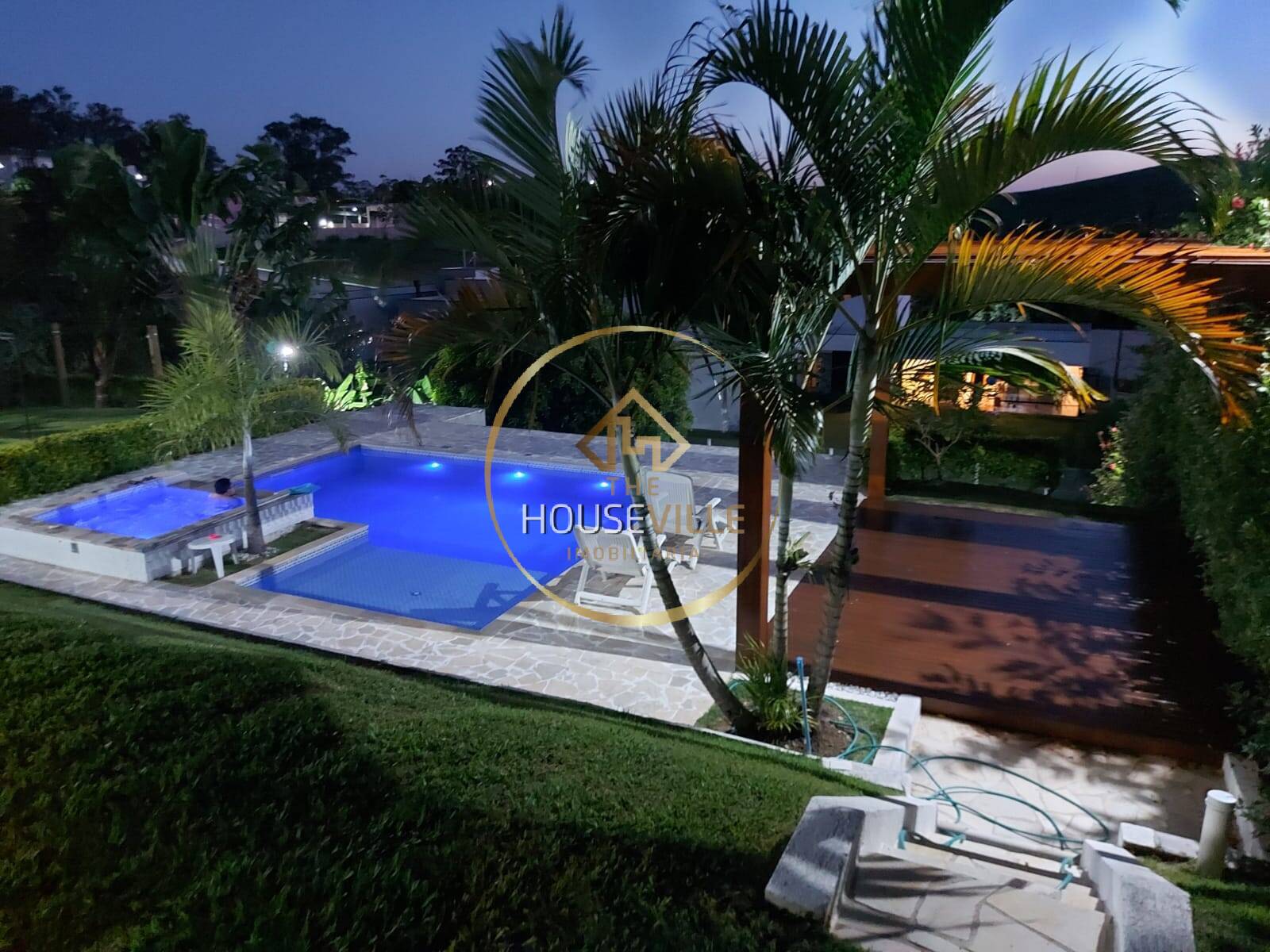 Casa à venda com 3 quartos, 300m² - Foto 1
