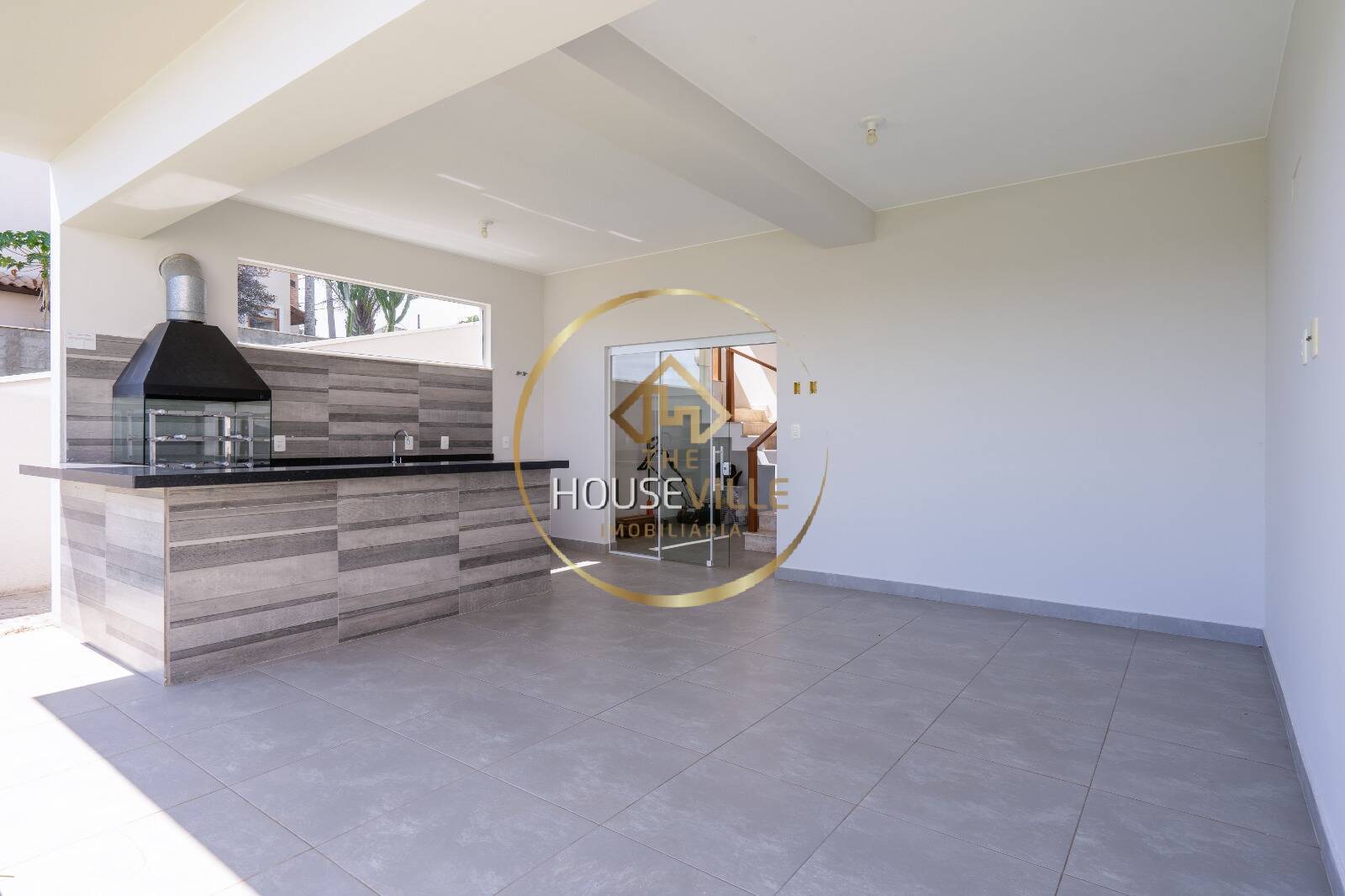 Casa de Condomínio à venda com 3 quartos, 334m² - Foto 2