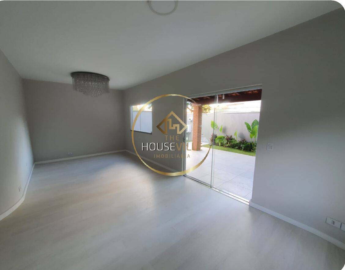 Casa de Condomínio à venda com 3 quartos, 225m² - Foto 2
