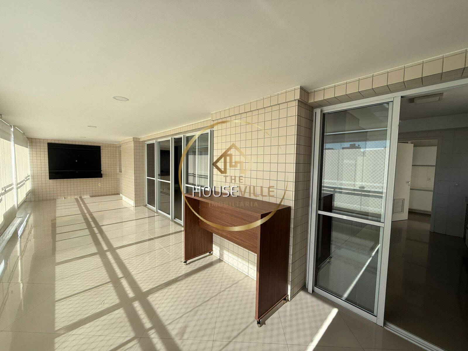 Apartamento para alugar com 3 quartos, 182m² - Foto 1