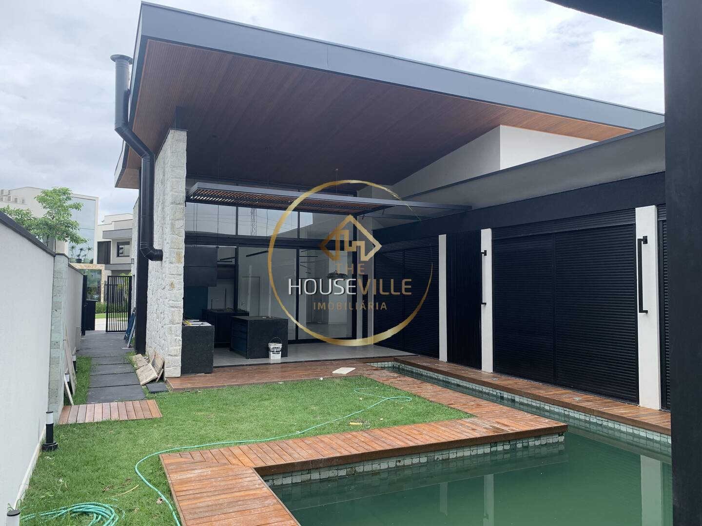 Casa de Condomínio à venda com 4 quartos, 385m² - Foto 1