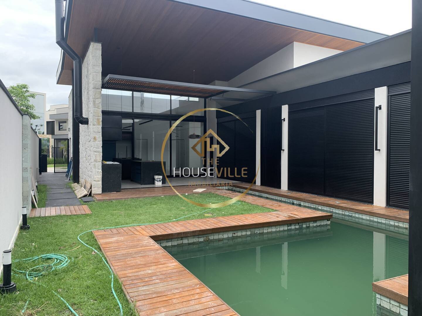 Casa de Condomínio à venda com 4 quartos, 385m² - Foto 2