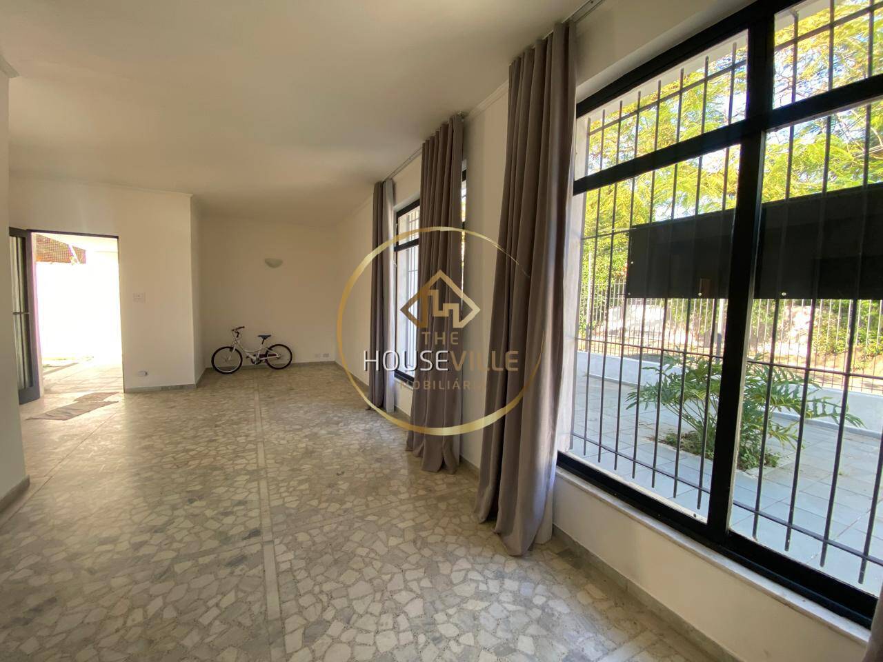 Casa à venda com 3 quartos, 210m² - Foto 2