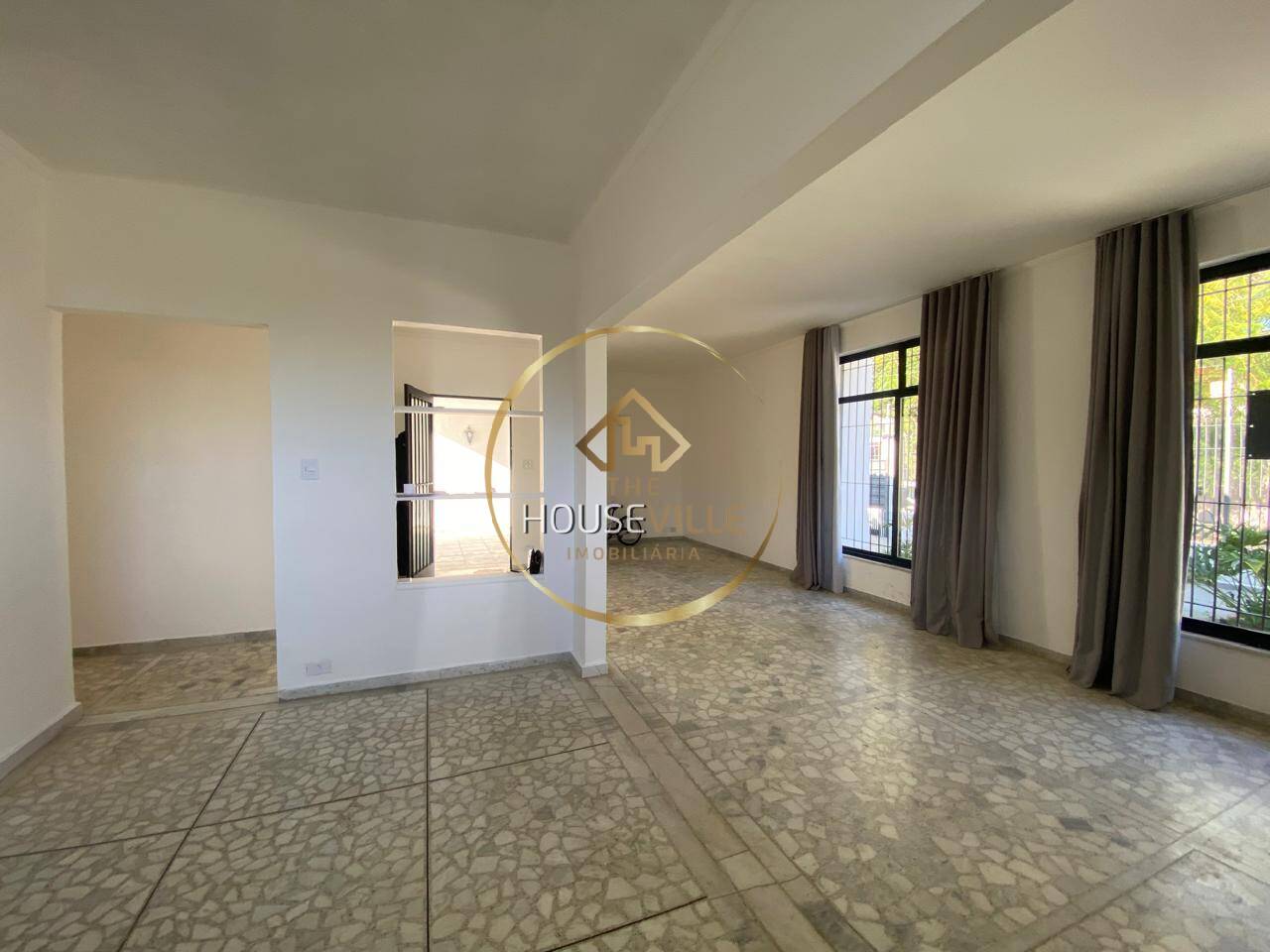 Casa à venda com 3 quartos, 210m² - Foto 1